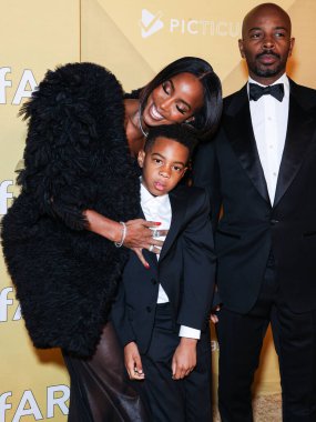Kelly Rowland, oğlu Titan Jewell Weatherspoon ve kocası Tim Witherspoon 3 Kasım 2022 'de Los Angeles Pasifik Tasarım Merkezi' nde düzenlenen 2022 amfAR galasına geldiler..