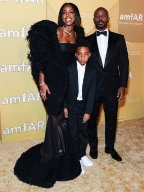 Kelly Rowland, oğlu Titan Jewell Weatherspoon ve kocası Tim Witherspoon 3 Kasım 2022 'de Los Angeles Pasifik Tasarım Merkezi' nde düzenlenen 2022 amfAR galasına geldiler..
