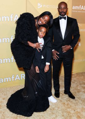 Kelly Rowland, oğlu Titan Jewell Weatherspoon ve kocası Tim Witherspoon 3 Kasım 2022 'de Los Angeles Pasifik Tasarım Merkezi' nde düzenlenen 2022 amfAR galasına geldiler..