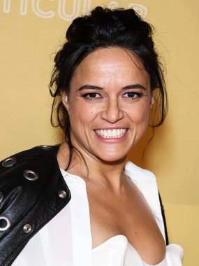 Michelle Rodriguez, Los Angeles Pasifik Tasarım Merkezi 'nde düzenlenen 2022 amfAR Galası' na 3 Kasım 2022 'de ulaşır.. 