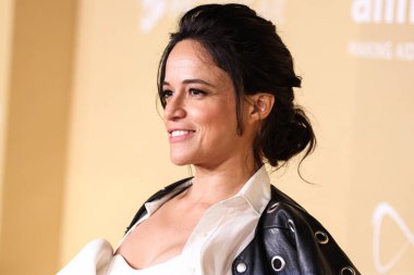 Michelle Rodriguez, Los Angeles Pasifik Tasarım Merkezi 'nde düzenlenen 2022 amfAR Galası' na 3 Kasım 2022 'de ulaşır.. 