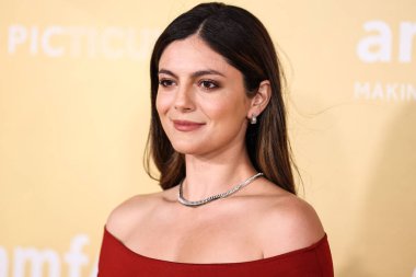 Monica Barbaro, Los Angeles 'taki 2022 amfAR galasına 3 Kasım 2022' de Batı Hollywood, Los Angeles, ABD 'deki Pasifik Tasarım Merkezi' nde ulaştı.. 