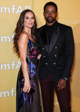 Nina Senicar ve Jay Ellis, Los Angeles 2022 amfAR galasına 3 Kasım 2022 'de Batı Hollywood, Los Angeles, ABD' de düzenlenen Pasifik Tasarım Merkezi 'ne vardılar.