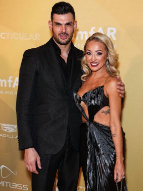 Romain Bonnet ve Mary Fitzgerald, Los Angeles 'taki 2022 amfAR galasına 3 Kasım 2022' de Batı Hollywood, Los Angeles, ABD 'deki Pacific Design Center' da vardılar.. 