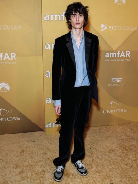 Sombr, Los Angeles Pasifik Tasarım Merkezi 'nde 3 Kasım 2022' de düzenlenen 2022 amfAR Gala 'sına ulaşır.. 