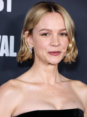 İngiliz aktris Carey Mulligan, 4 Kasım 2022 'de Hollywood, Los Angeles, Kaliforniya' da düzenlenen TCL Çin Tiyatrosu IMAX 'te düzenlenen Universal Pictures' She Said 'in özel gösterimine geldi.. 