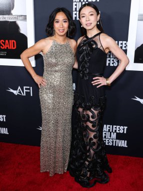 Rowena Chiu ve Angela Yeoh, 4 Kasım 2022 'de Hollywood, Los Angeles, Kaliforniya, ABD' de düzenlenen TCL Çin Tiyatrosu IMAX 'te düzenlenen Universal Pictures' She Said 'in özel gösterimi 2022 AFI Festivali' ne geldiler.. 