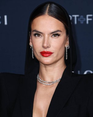 Alessandra Ambrosio, Gucci 'nin 5 Kasım 2022' de Los Angeles İlçe Sanat Müzesi 'nde sunduğu 11. LACMA Sanat + Film Galası 2022' ye geldi..