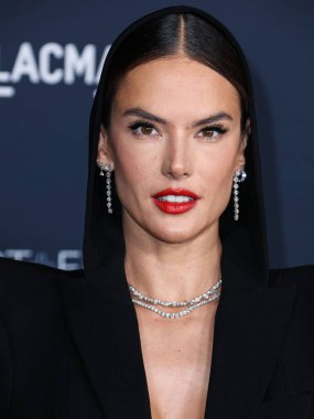 Alessandra Ambrosio, Gucci 'nin 5 Kasım 2022' de Los Angeles İlçe Sanat Müzesi 'nde sunduğu 11. LACMA Sanat + Film Galası 2022' ye geldi..