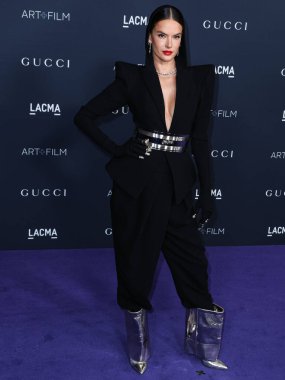Alessandra Ambrosio, Gucci 'nin 5 Kasım 2022' de Los Angeles İlçe Sanat Müzesi 'nde sunduğu 11. LACMA Sanat + Film Galası 2022' ye geldi..