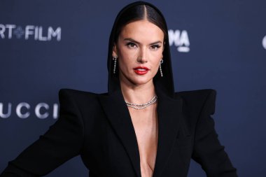 Alessandra Ambrosio, Gucci 'nin 5 Kasım 2022' de Los Angeles İlçe Sanat Müzesi 'nde sunduğu 11. LACMA Sanat + Film Galası 2022' ye geldi..