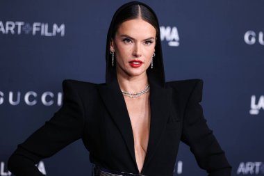 Alessandra Ambrosio, Gucci 'nin 5 Kasım 2022' de Los Angeles İlçe Sanat Müzesi 'nde sunduğu 11. LACMA Sanat + Film Galası 2022' ye geldi..