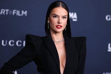 Alessandra Ambrosio, Gucci 'nin 5 Kasım 2022' de Los Angeles İlçe Sanat Müzesi 'nde sunduğu 11. LACMA Sanat + Film Galası 2022' ye geldi..