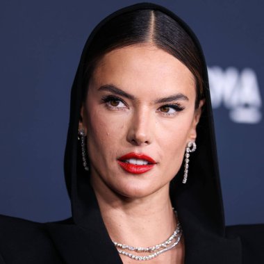 Alessandra Ambrosio, Gucci 'nin 5 Kasım 2022' de Los Angeles İlçe Sanat Müzesi 'nde sunduğu 11. LACMA Sanat + Film Galası 2022' ye geldi..
