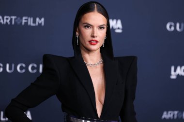 Alessandra Ambrosio, Gucci 'nin 5 Kasım 2022' de Los Angeles İlçe Sanat Müzesi 'nde sunduğu 11. LACMA Sanat + Film Galası 2022' ye geldi..