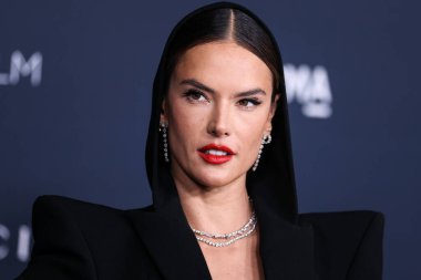 Alessandra Ambrosio, Gucci 'nin 5 Kasım 2022' de Los Angeles İlçe Sanat Müzesi 'nde sunduğu 11. LACMA Sanat + Film Galası 2022' ye geldi..