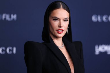 Alessandra Ambrosio, Gucci 'nin 5 Kasım 2022' de Los Angeles İlçe Sanat Müzesi 'nde sunduğu 11. LACMA Sanat + Film Galası 2022' ye geldi..