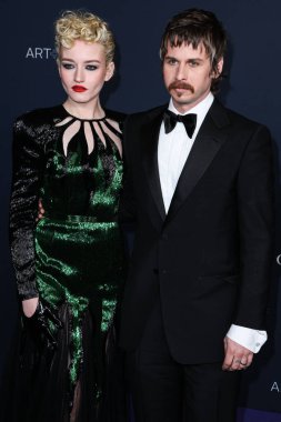 Julia Garner ve kocası Mark Foster, Gucci 'nin 5 Kasım 2022' de Los Angeles İlçe Sanat Müzesi 'nde sunduğu 11. LACMA Sanat + Film Galası 2022' ye geldiler..