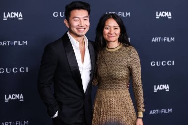 Simu Liu ve Chloe Zhao, Gucci 'nin 5 Kasım 2022' de Los Angeles İlçe Sanat Müzesi 'nde sunduğu 11. LACMA Sanat + Film Galası 2022' ye geldiler..