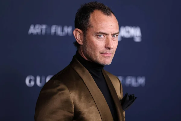 Jude Law Ankommer Til Den Årlige Lacma Art Film Gala Royaltyfrie stock-billeder