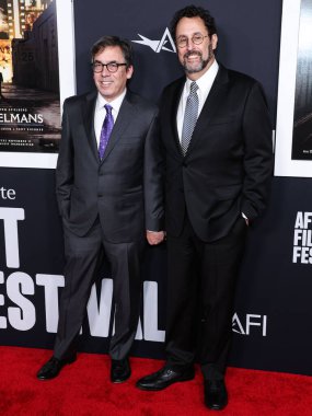 Mark Harris ve kocası Tony Kushner, 6 Kasım 2022 'de Hollywood, Los Angeles, Kaliforniya, ABD' deki TCL Çin Tiyatrosu IMAX 'ta düzenlenen Universal Pictures' ın Kapanış Gecesi Özel Gösterimi 'ne geldiler.. 