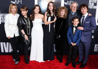 Nancy Spielberg, Sue Spielberg, Keeley Karsten, Julia Butters, Anne Spielberg, Steven Spielberg, Mateo Zoryna Francis-DeFord ve Gabriel LaBelle, Universal Pictures 'ın 