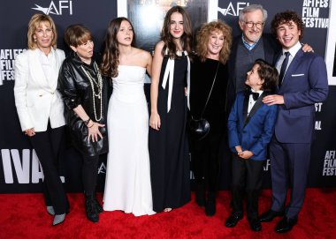 Nancy Spielberg, Sue Spielberg, Keeley Karsten, Julia Butters, Anne Spielberg, Steven Spielberg, Mateo Zoryna Francis-DeFord ve Gabriel LaBelle, Universal Pictures 'ın 