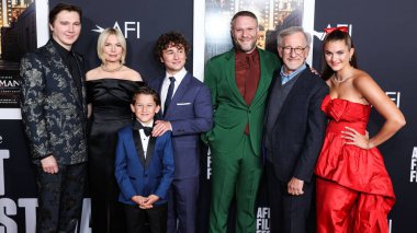 Paul Dano, Michelle Williams, Mateo Zoryna Francis-DeFord, Gabriel LaBelle, Seth Rogen, Steven Spielberg ve Chloe East, Universal Pictures 'ın' The Fabelmans 'filminin kapanış gecesi özel gösterimine geldiler. 