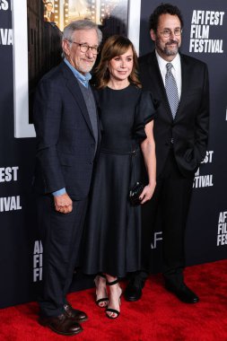 Steven Spielberg, Kristie Macosko Krieger ve Tony Kushner, 6 Kasım 2022 'de Hollywood, Los Angeles, ABD' deki TCL Çin Tiyatrosu IMAX 'te düzenlenen Evrensel Resimlerin Kapanış Gecesi Özel Gösterimi' ne geldiler.