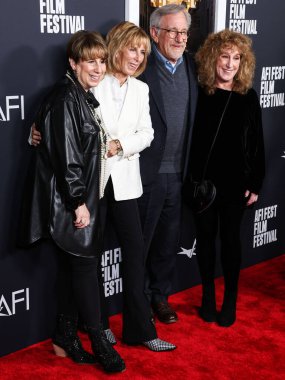 Sue Spielberg, Nancy Spielberg, Steven Spielberg ve Anne Spielberg, 6 Kasım 2022 'de Hollywood, ABD' deki TCL Çin Tiyatrosu IMAX 'te düzenlenen Universal Pictures' ın Kapanış Gecesi Özel Gösterimi 'ne geldiler.