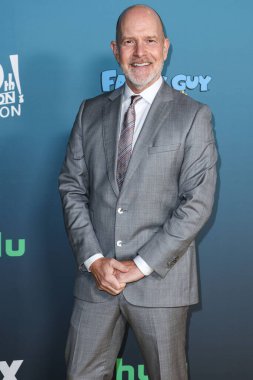 Amerikalı aktör, komedyen, yazar ve yapımcı Mike Henry, 12 Kasım 2022 'de ABD' nin Kaliforniya eyaletinin Los Angeles şehrinde Fox Studio Lot 'ta düzenlenen FOX' un 'Family Guy' 400. bölüm kutlamasına geldi.. 