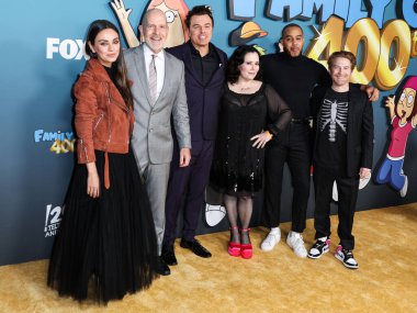 Mila Kunis, Mike Henry, Seth MacFarlane, Alex Borstein, Arif Zahir ve Seth Green 12 Kasım 2022 'de ABD' nin Kaliforniya eyaletinin Los Angeles şehrinde Fox Stüdyoları 'nda düzenlenen FOX' un Family Guy '400. bölüm kutlamasına geldiler.. 