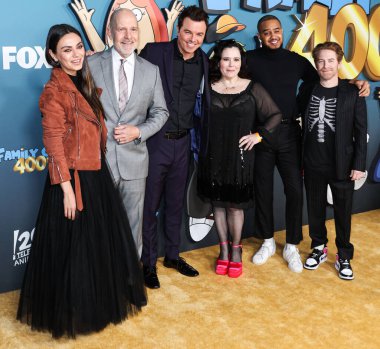 Mila Kunis, Mike Henry, Seth MacFarlane, Alex Borstein, Arif Zahir ve Seth Green 12 Kasım 2022 'de ABD' nin Kaliforniya eyaletinin Los Angeles şehrinde Fox Stüdyoları 'nda düzenlenen FOX' un Family Guy '400. bölüm kutlamasına geldiler.. 
