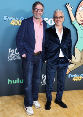 Amerikalı senarist, yapımcı ve ses sanatçısı Alec Sulkin ve Amerikalı yazar, yapımcı ve eski avukat Richard Appel 12 Kasım 2022 'de Los Angeles' ta Fox Studio Lot 'ta düzenlenen FOX' un Family Guy '400. bölüm kutlamasına geldiler.
