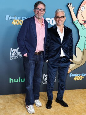 Amerikalı senarist, yapımcı ve ses sanatçısı Alec Sulkin ve Amerikalı yazar, yapımcı ve eski avukat Richard Appel 12 Kasım 2022 'de Los Angeles' ta Fox Studio Lot 'ta düzenlenen FOX' un Family Guy '400. bölüm kutlamasına geldiler.