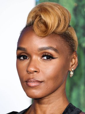 Elie Saab Haute Couture elbisesi ve Rodo debriyajı giyen Janelle Mone, 14 Kasım 2022 tarihinde Akademi Müzesi 'nde düzenlenen Netflix' in 'Glass Onion: A Knives Out Mystery' adlı filminin Los Angeles galasına geldi. 