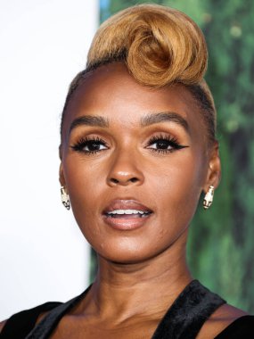 Elie Saab Haute Couture elbisesi ve Rodo debriyajı giyen Janelle Mone, 14 Kasım 2022 tarihinde Akademi Müzesi 'nde düzenlenen Netflix' in 'Glass Onion: A Knives Out Mystery' adlı filminin Los Angeles galasına geldi. 