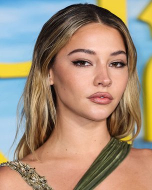 Bir Atelier Versace elbisesi ve REZA mücevheri giyen aktris Madelyn Cline, 14 Kasım 2022 'de Los Angeles' taki Akademi Sinema Müzesi 'nde düzenlenen Netflix' in 