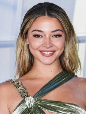 Bir Atelier Versace elbisesi ve REZA mücevheri giyen aktris Madelyn Cline, 14 Kasım 2022 'de Los Angeles' taki Akademi Sinema Müzesi 'nde düzenlenen Netflix' in 