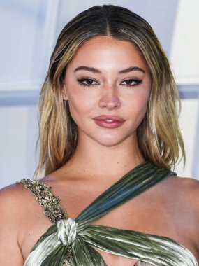 Bir Atelier Versace elbisesi ve REZA mücevheri giyen aktris Madelyn Cline, 14 Kasım 2022 'de Los Angeles' taki Akademi Sinema Müzesi 'nde düzenlenen Netflix' in 