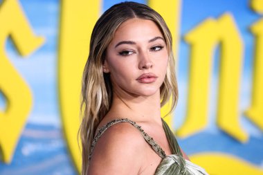 Bir Atelier Versace elbisesi ve REZA mücevheri giyen aktris Madelyn Cline, 14 Kasım 2022 'de Los Angeles' taki Akademi Sinema Müzesi 'nde düzenlenen Netflix' in 