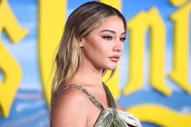 Bir Atelier Versace elbisesi ve REZA mücevheri giyen aktris Madelyn Cline, 14 Kasım 2022 'de Los Angeles' taki Akademi Sinema Müzesi 'nde düzenlenen Netflix' in 