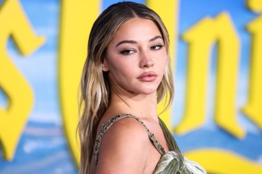 Bir Atelier Versace elbisesi ve REZA mücevheri giyen aktris Madelyn Cline, 14 Kasım 2022 'de Los Angeles' taki Akademi Sinema Müzesi 'nde düzenlenen Netflix' in 