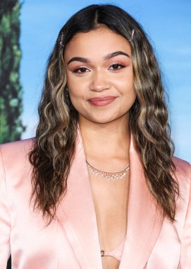 Fendi giyen Amerikalı aktris Madison Bailey, Netflix 'in 