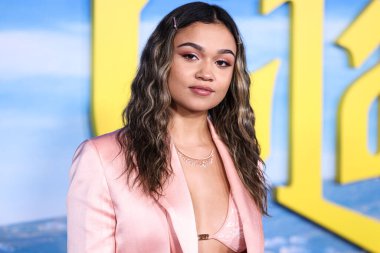 Fendi giyen Amerikalı aktris Madison Bailey, Netflix 'in 