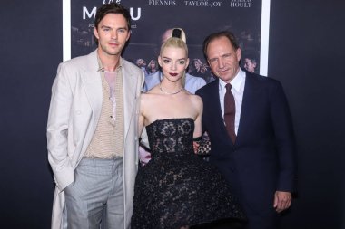 İngiliz aktör Nicholas Hoult, Amerikalı-Arjantinli-İngiliz aktris Anya Taylor-Joy ve İngiliz aktör Ralph Fiennes, 14 Kasım 2022 'de AMC Lincoln Meydanı 13. 