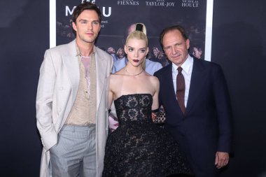 İngiliz aktör Nicholas Hoult, Amerikalı-Arjantinli-İngiliz aktris Anya Taylor-Joy ve İngiliz aktör Ralph Fiennes, 14 Kasım 2022 'de AMC Lincoln Meydanı 13. 