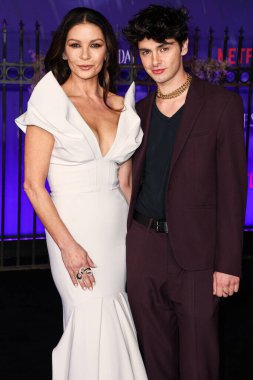 Maticevski ve oğlu / Amerikalı aktör Dylan Michael Douglas 'ın giydiği Catherine Zeta-Jones, Netflix' in 16 Kasım 2022 'de Hollywood Lejyon Tiyatrosu' nda düzenlenen birinci sezonunun dünya prömiyerine geldi.