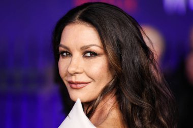 Maticevski 'yi giyen Galli aktris Catherine Zeta-Jones, 16 Kasım 2022' de Hollywood Lejyon Tiyatrosu 'ndaki Hollywood American Legion Post 43' te düzenlenen Netflix 'in birinci sezonunun dünya prömiyerine geldi.