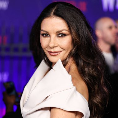 Maticevski 'yi giyen Galli aktris Catherine Zeta-Jones, 16 Kasım 2022' de Hollywood Lejyon Tiyatrosu 'ndaki Hollywood American Legion Post 43' te düzenlenen Netflix 'in birinci sezonunun dünya prömiyerine geldi.